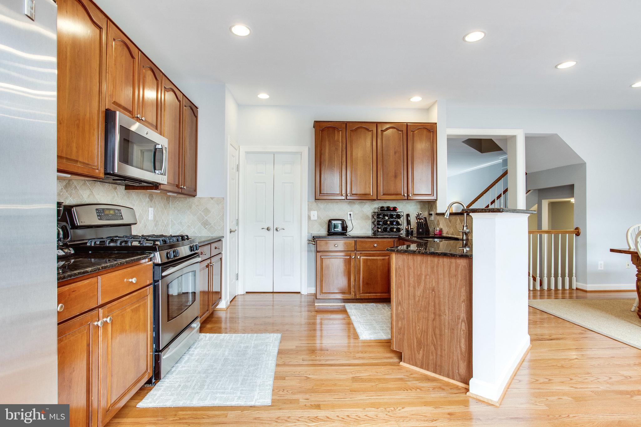 136 Roland Court Southwest Vienna, VA 22180 - Photo 25 of 67 Kitchen with stainless steel appliances!
