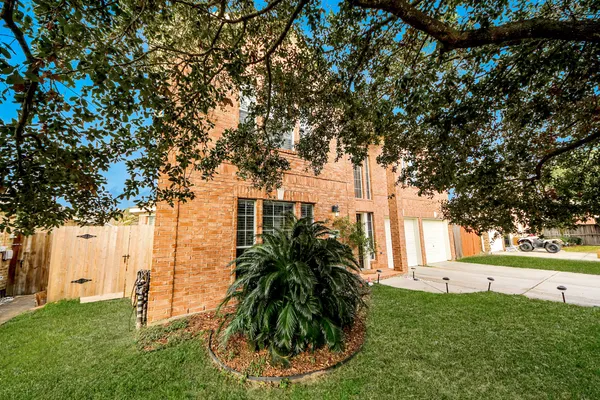 a view of backyard with garden and trees