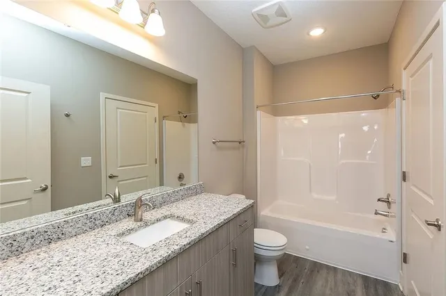 $2,800,000 | 5711 Northeast 80th Terrace, Kansas City, MO 64119