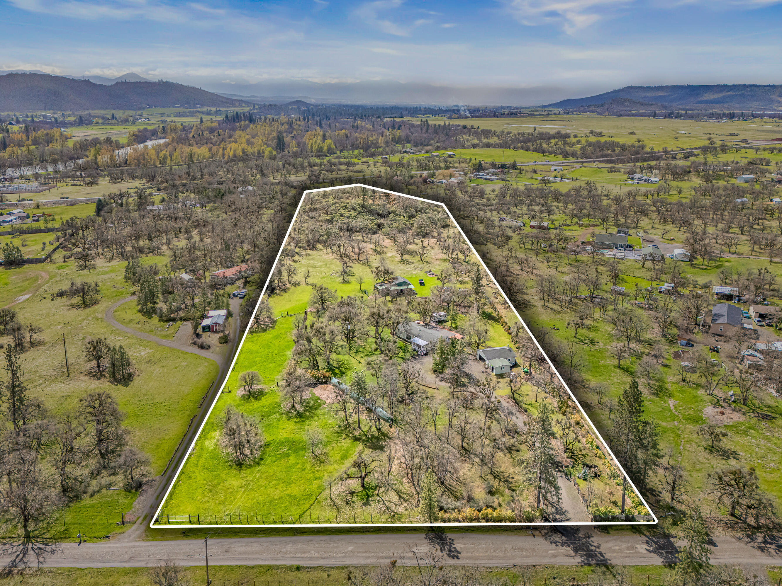 349 Capri Drive Eagle Point, OR 97524 - Photo 43 of 54 DJI_20250402121909_0046_D copy