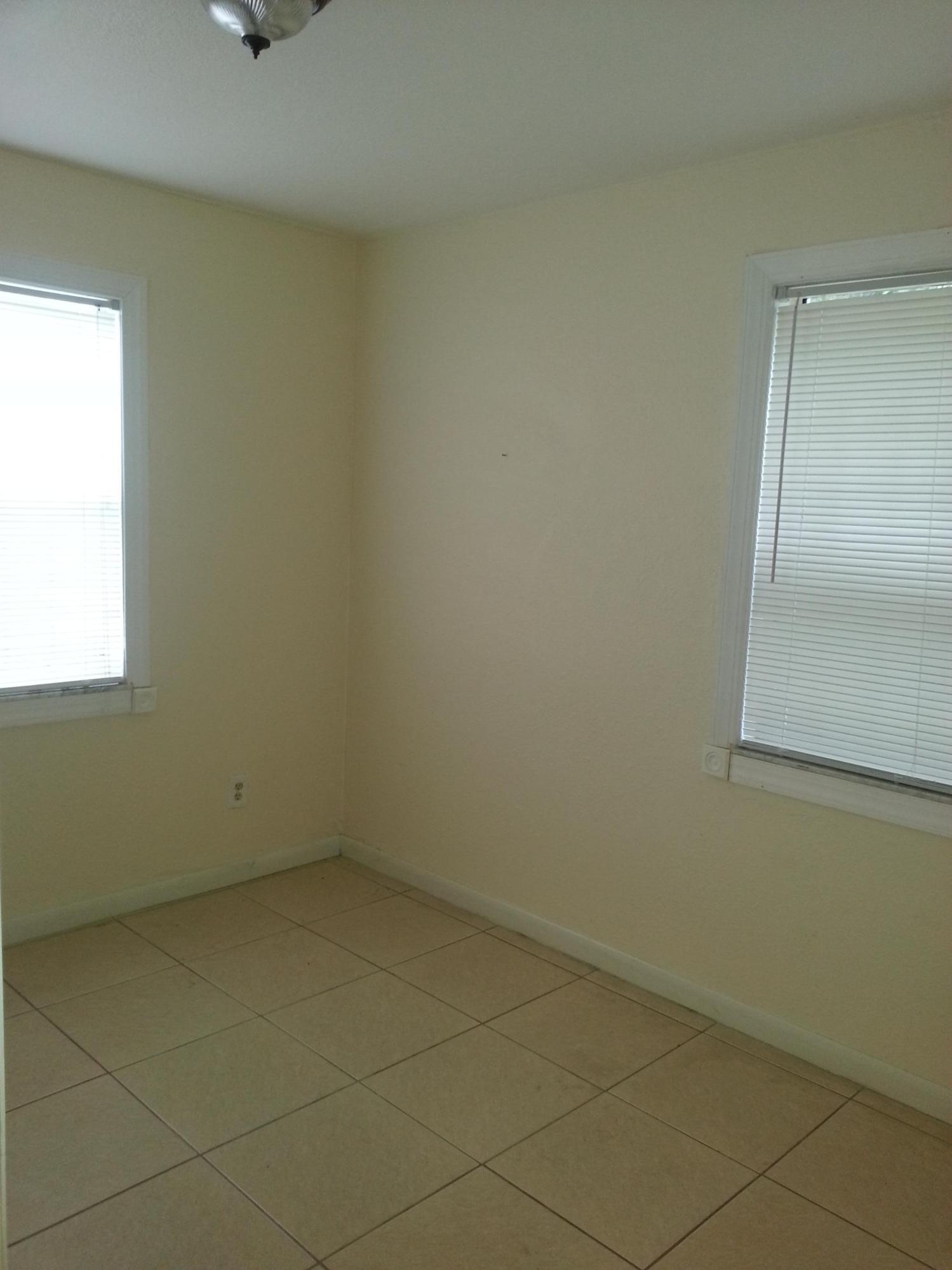 539 West 4th Street Riviera Beach, FL 33404 - Photo 4 of 9 Room