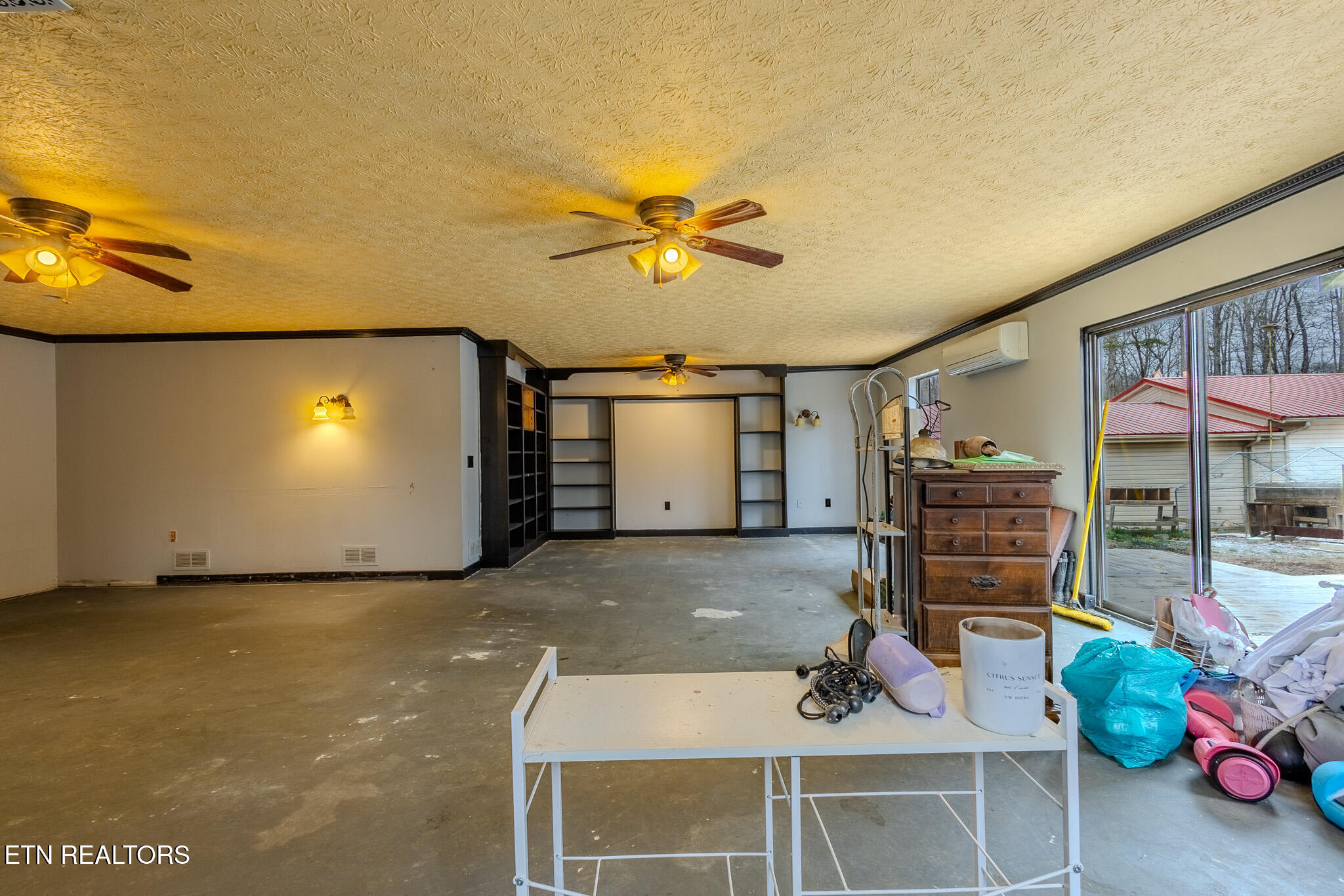 333 Willow Springs Road Ten Mile, TN 37880 - Photo 16 of 39 HUGE living room