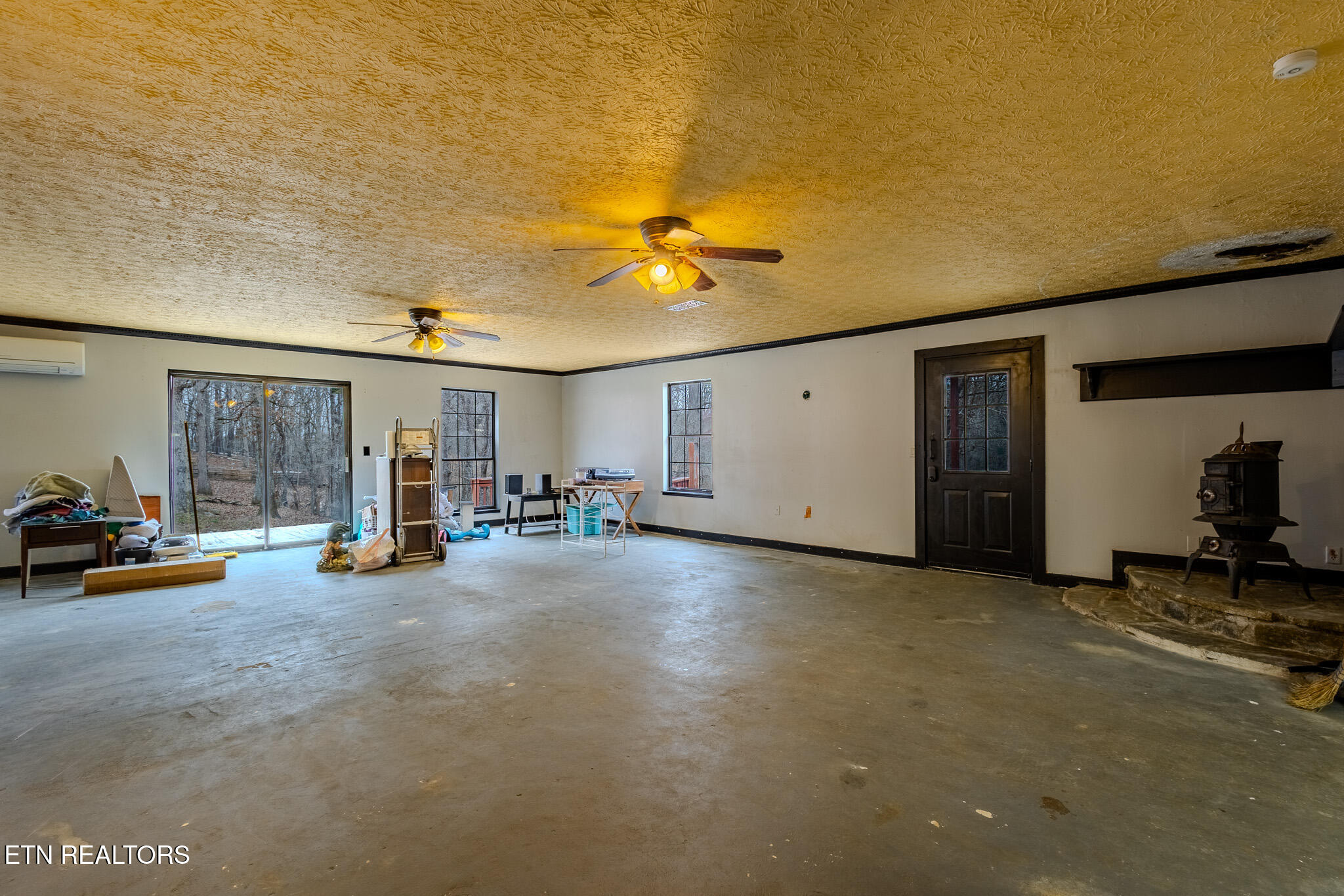 333 Willow Springs Road Ten Mile, TN 37880 - Photo 18 of 39 Living room