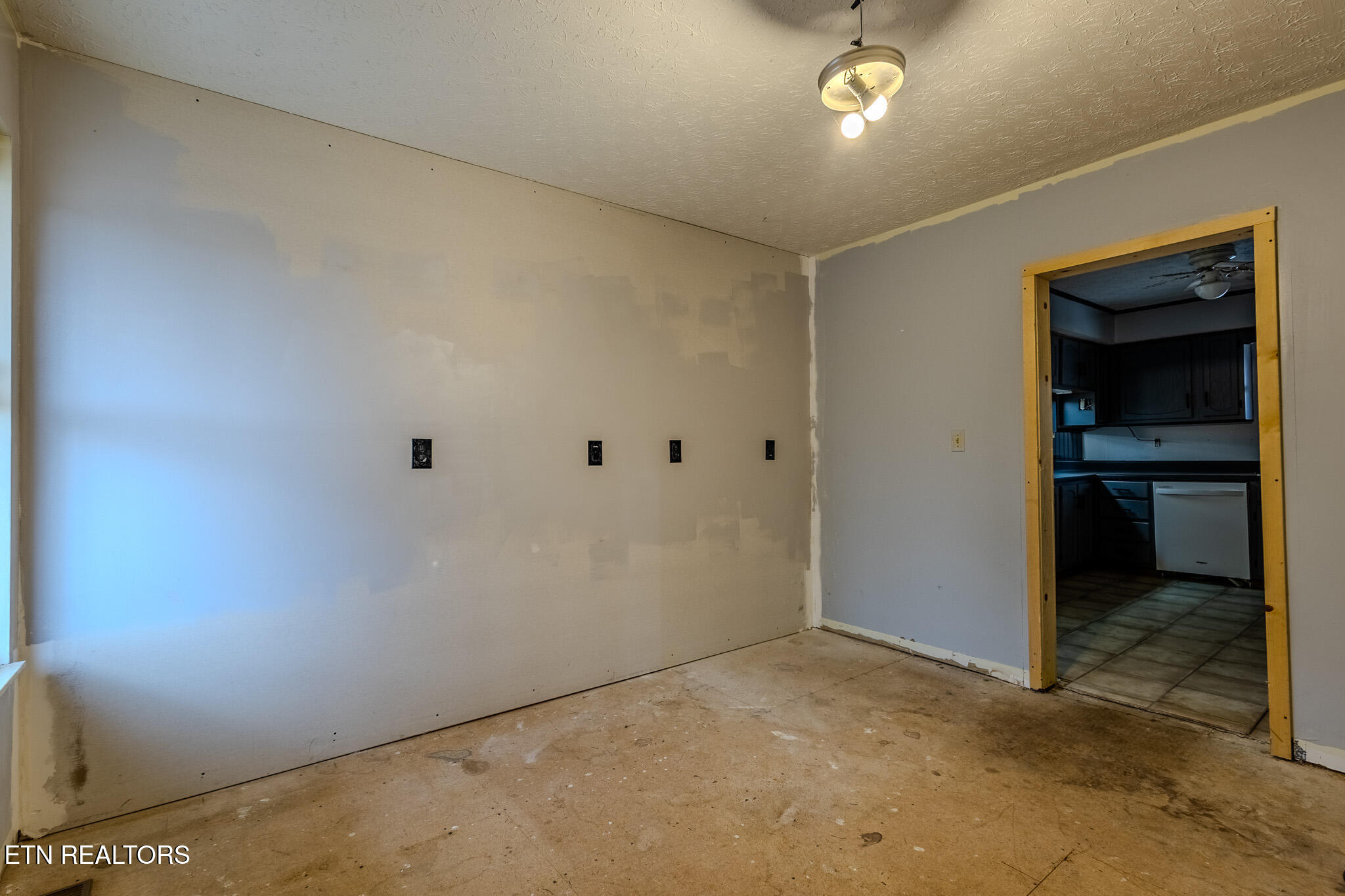333 Willow Springs Road Ten Mile, TN 37880 - Photo 22 of 39 Office/pantry area