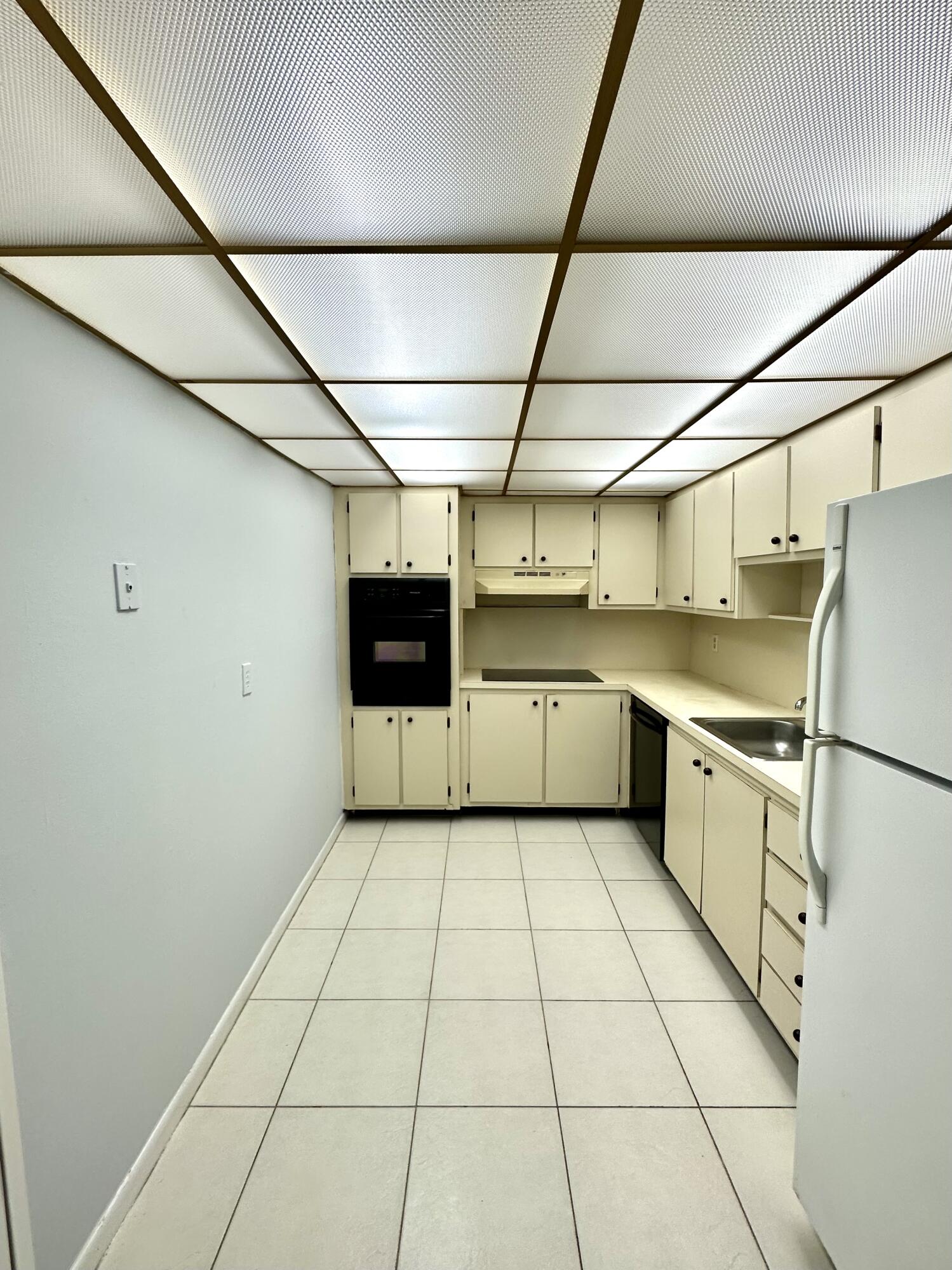 2851 South Ocean Boulevard, Unit 7S Boca Raton, FL 33432 - Photo 11 of 12 Kitchen