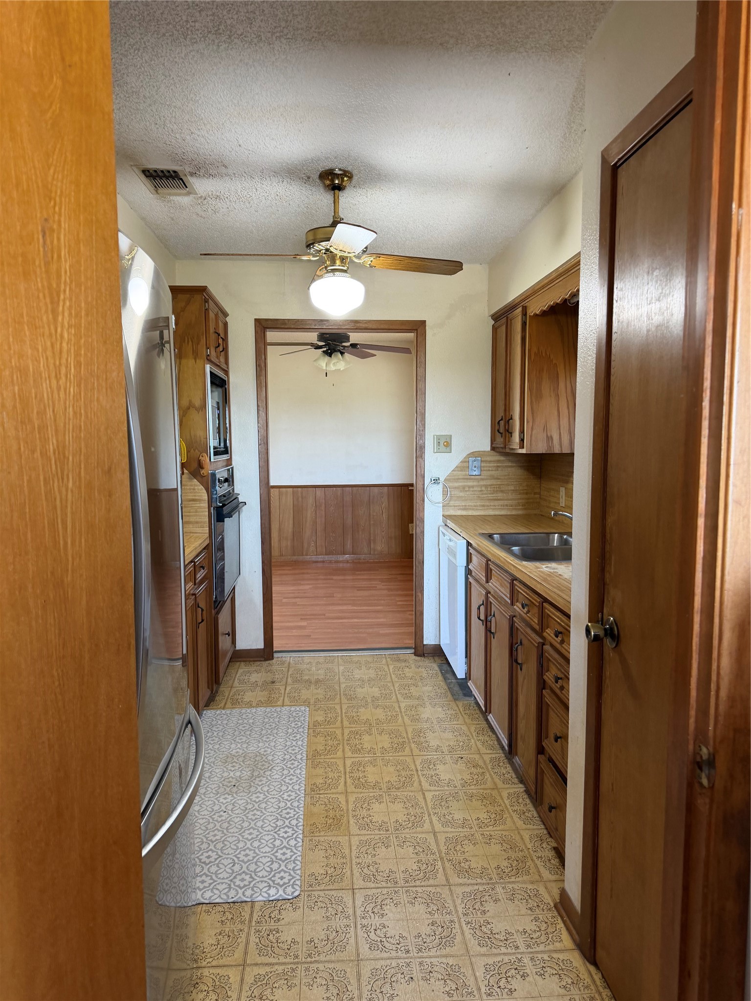 923 County Road 138 Cameron, TX 76520 - Photo 3 of 10 a kitchen with stainless steel appliances a refrigerator and a stove
