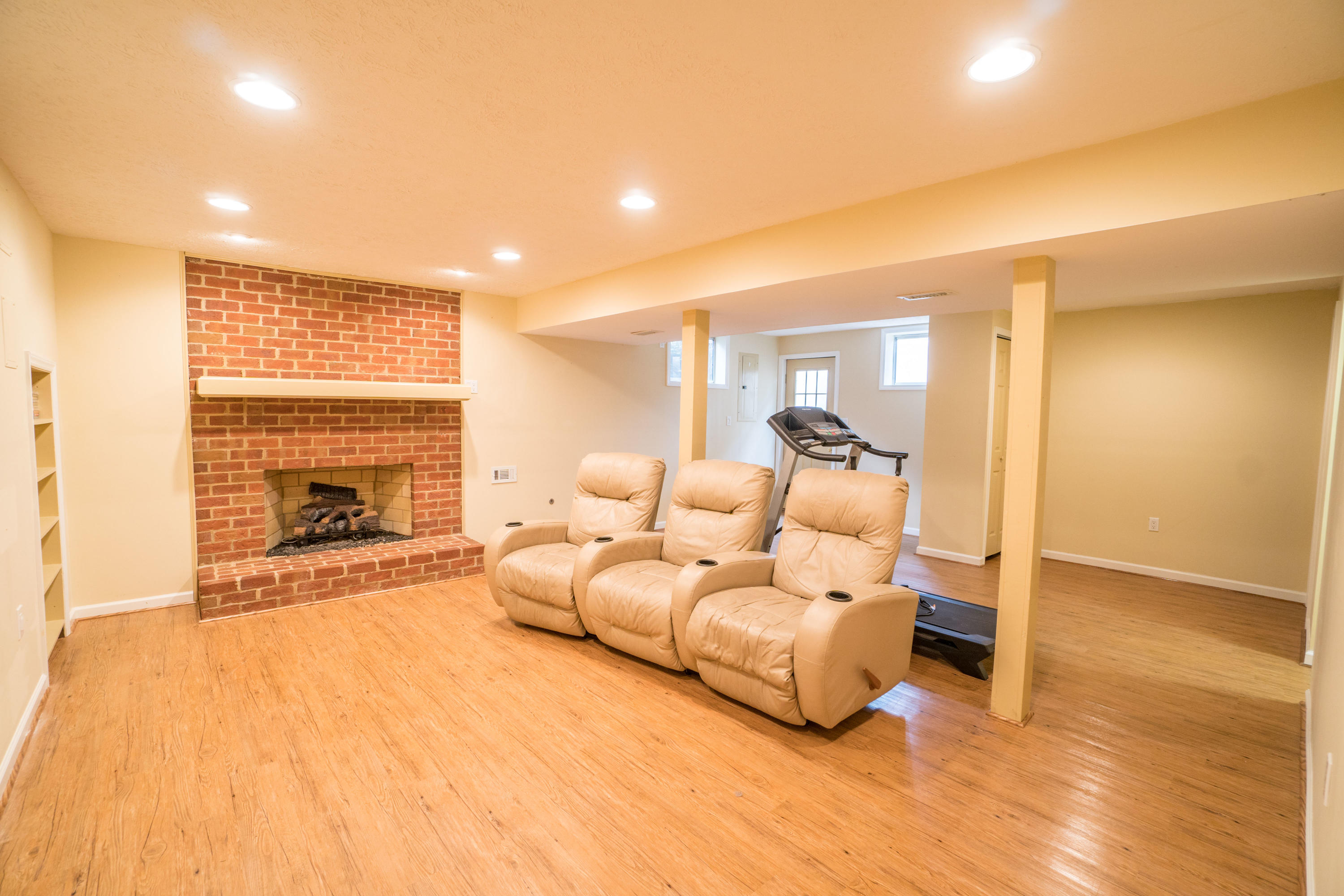 2045 Mountain View Road Vinton, VA 24179 - Photo 26 of 32 Family Room
