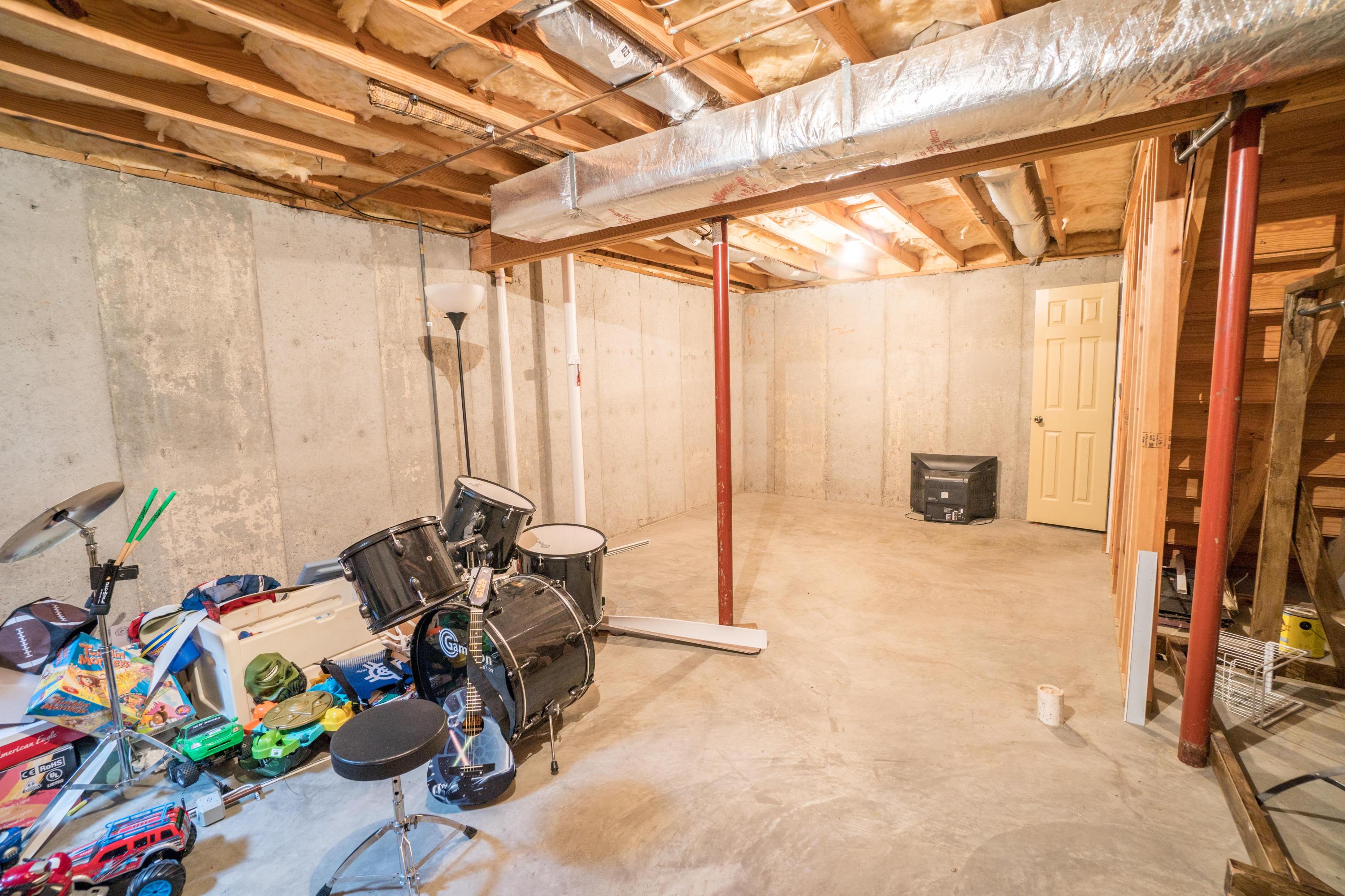 2045 Mountain View Road Vinton, VA 24179 - Photo 28 of 32 Work Room