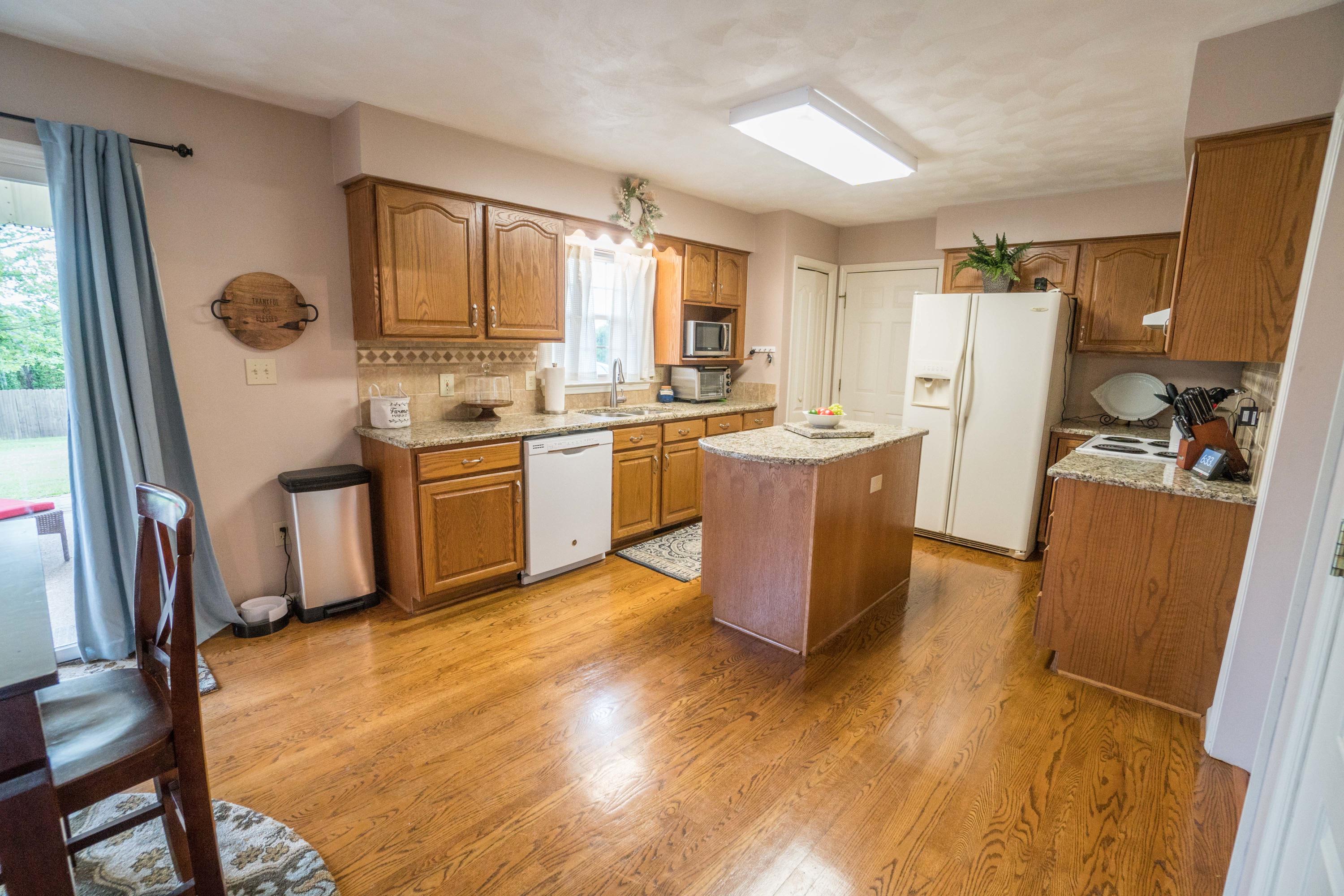 2045 Mountain View Road Vinton, VA 24179 - Photo 8 of 32 Dining Room to Kitchen