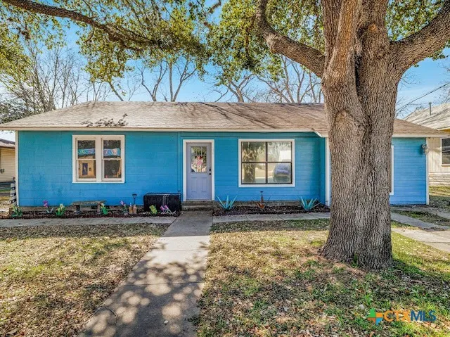 $258,000 | 1510 N Avenue, Shiner, TX 77984