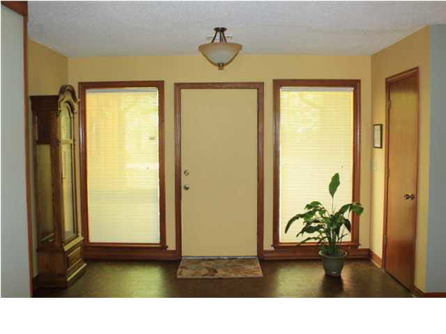 736 South Spring Lake Road Terry, MS 39170 - Photo 5 of 24 Foyer