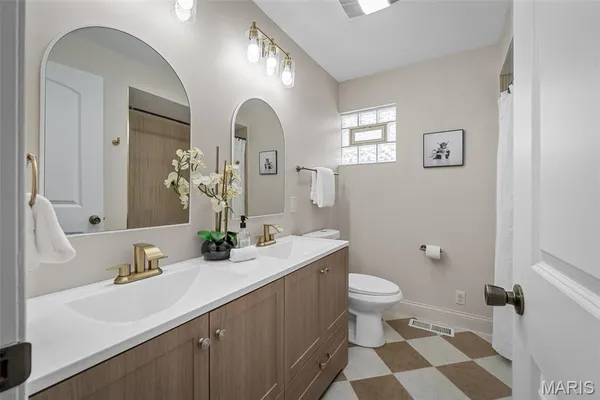 $785,000 | 31 Bon Hills Drive, St. Louis, MO 63132