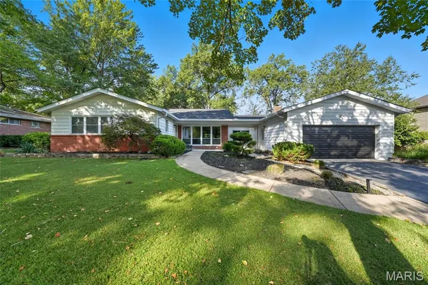 $785,000 | 31 Bon Hills Drive, St. Louis, MO 63132