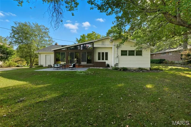 $800,000 | 31 Bon Hills Drive, St. Louis, MO 63132