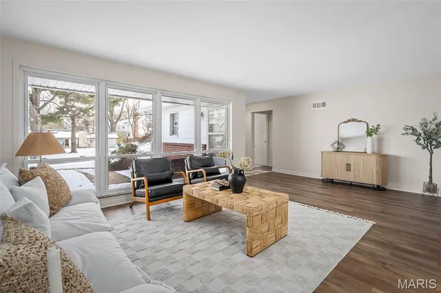 $800,000 | 31 Bon Hills Drive, St. Louis, MO 63132