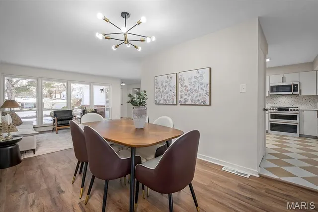 $800,000 | 31 Bon Hills Drive, St. Louis, MO 63132