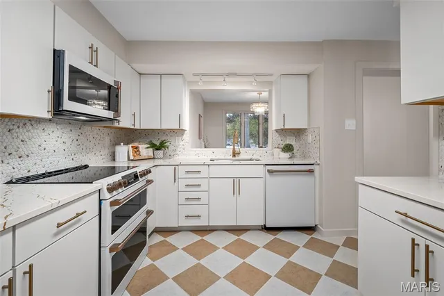 $800,000 | 31 Bon Hills Drive, St. Louis, MO 63132