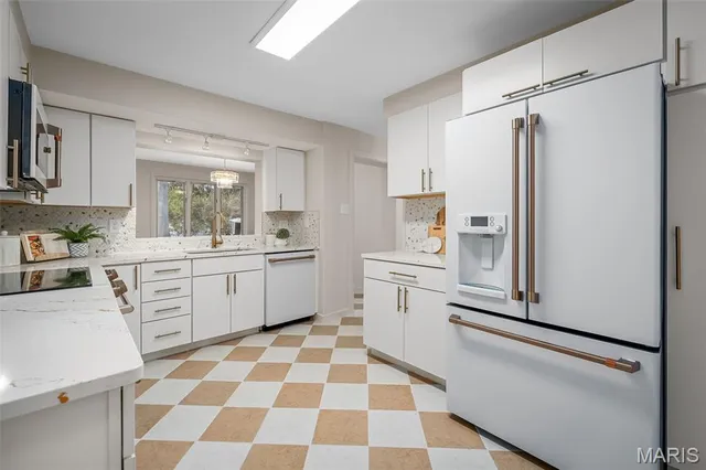 $800,000 | 31 Bon Hills Drive, St. Louis, MO 63132