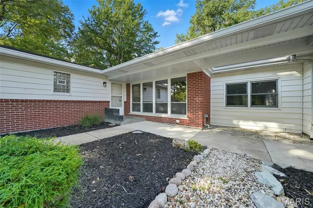 $800,000 | 31 Bon Hills Drive, St. Louis, MO 63132