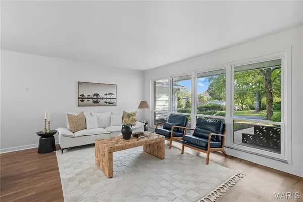 $785,000 | 31 Bon Hills Drive, St. Louis, MO 63132