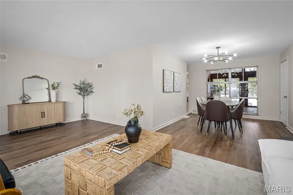 $785,000 | 31 Bon Hills Drive, St. Louis, MO 63132