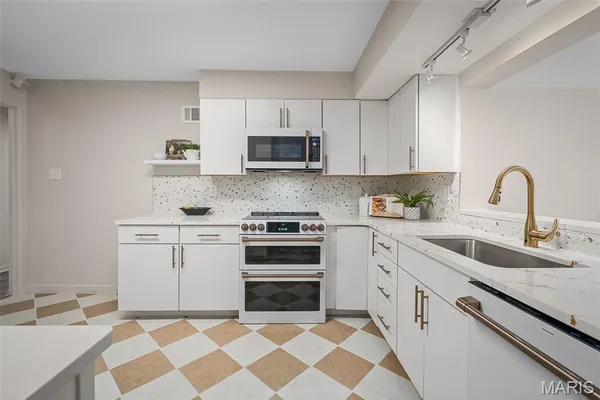 $785,000 | 31 Bon Hills Drive, St. Louis, MO 63132