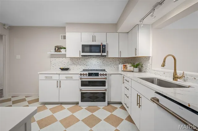 $800,000 | 31 Bon Hills Drive, St. Louis, MO 63132