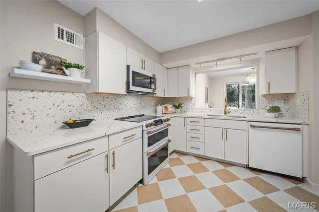 $800,000 | 31 Bon Hills Drive, St. Louis, MO 63132