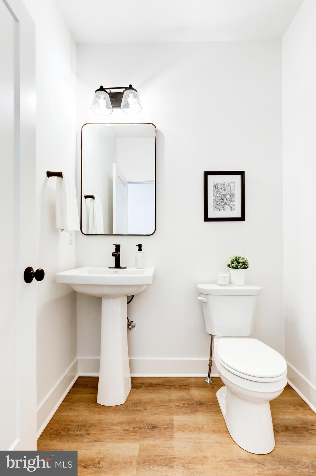220 Parkside Place Lancaster, PA 17602 - Photo 18 of 49 a bathroom with a toilet sink and mirror