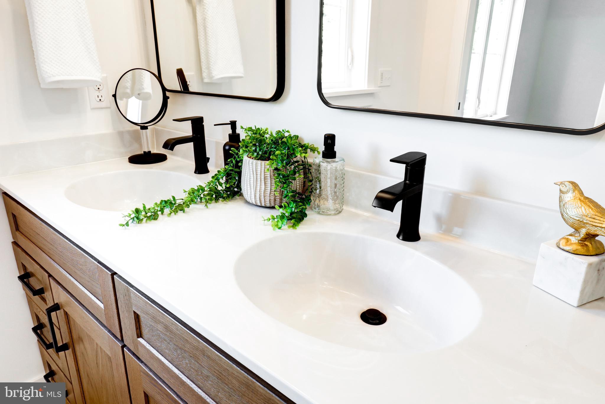 220 Parkside Place Lancaster, PA 17602 - Photo 27 of 49 a bathroom with a sink and a mirror