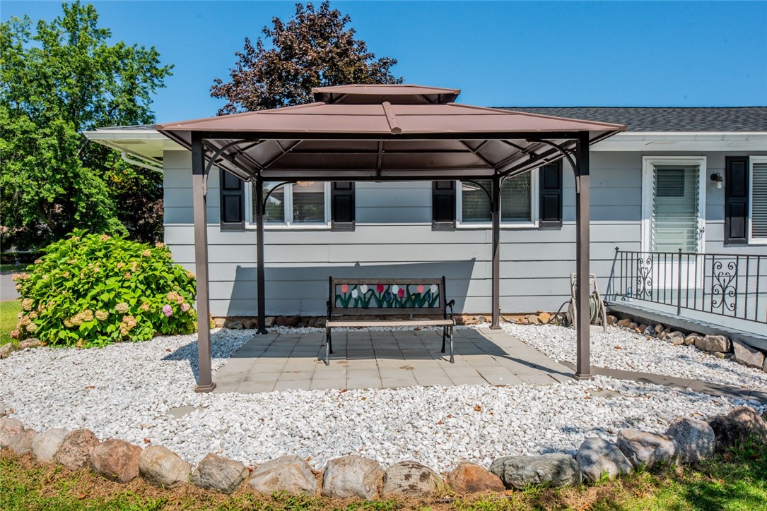 330 Carlsam Drive Irondequoit, NY 14609 - Photo 4 of 43