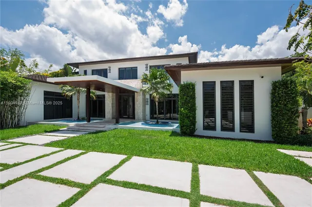 a view of a yard in front of house