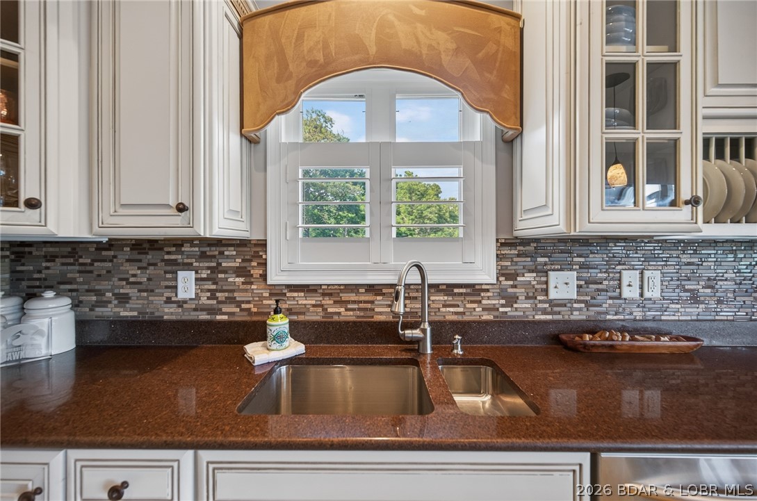 51 Arrowhead Beach Road Lake Ozark, MO 65049 - Photo 15 of 68 kitchen window granite counter tops custom back s