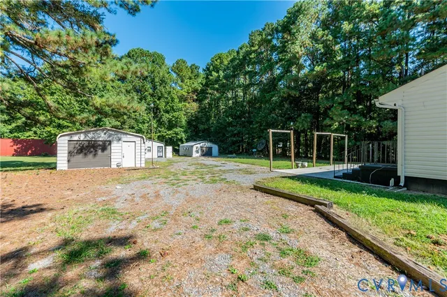 a view of a house with backyard and trees