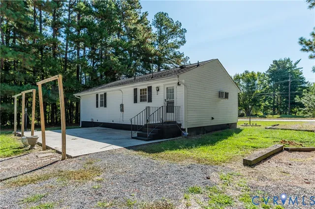 a view of a house with a backyard
