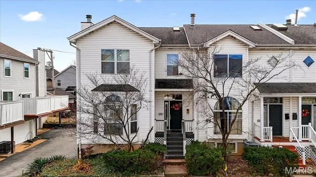 $299,900 | 5782 Kingsbury Place, St. Louis, MO 63112