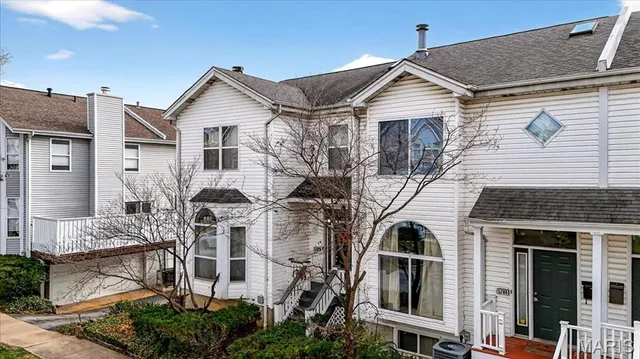 $299,900 | 5782 Kingsbury Place, St. Louis, MO 63112