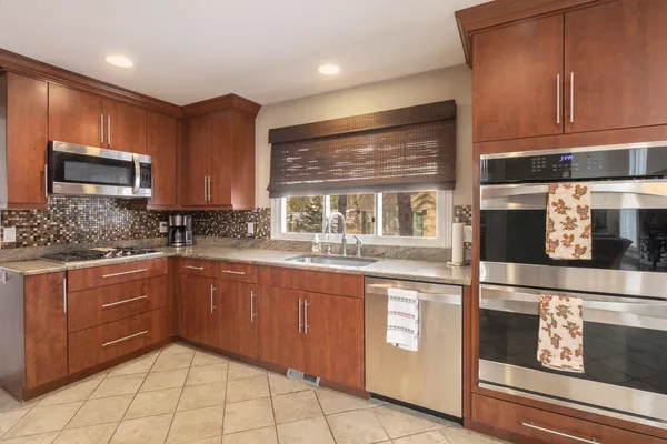 $525,000 | 28909 Hidden Trail, Farmington Hills, MI 48331