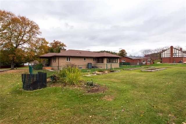 a view of a house with backyard and garden