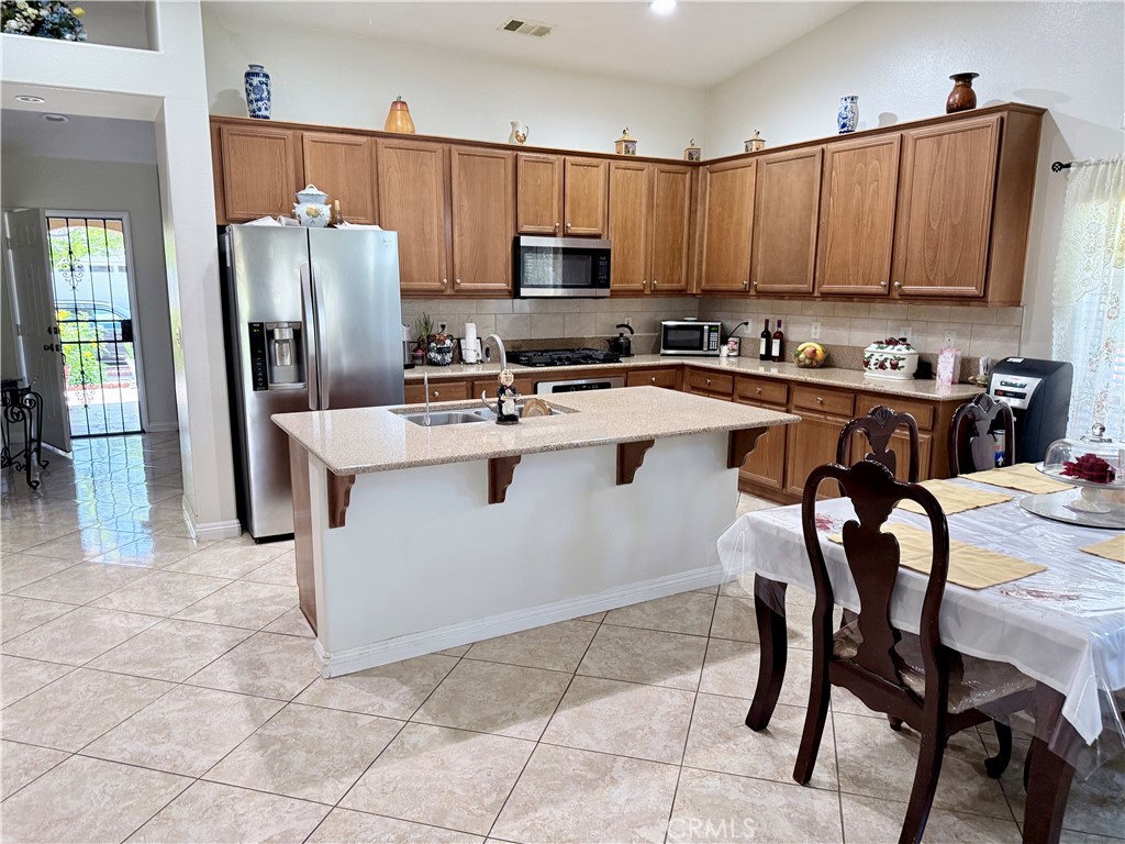 916 Roxanne Drive Hemet, CA 92543 - Photo 8 of 32