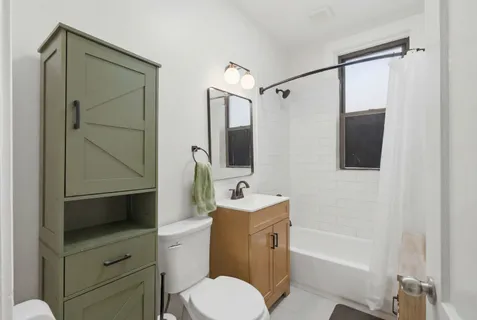$1,399,000 | 1900 West Oakdale Avenue, Chicago, IL 60657