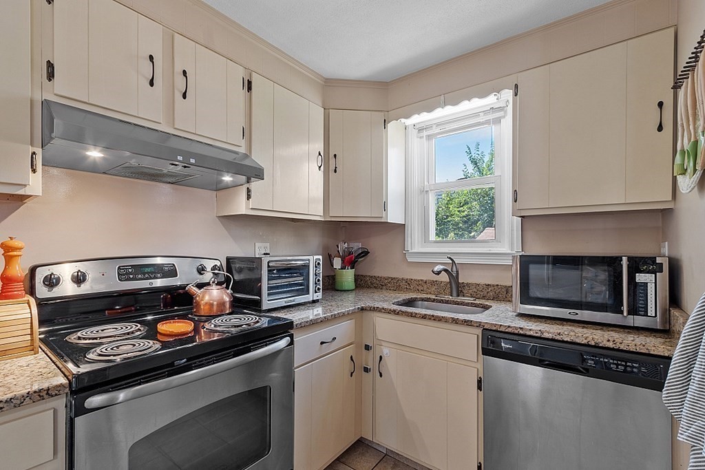 129 Maple Street Lynn, MA 01904 - Photo 15 of 36