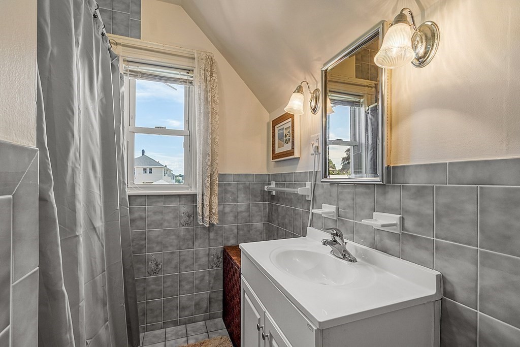 129 Maple Street Lynn, MA 01904 - Photo 26 of 36