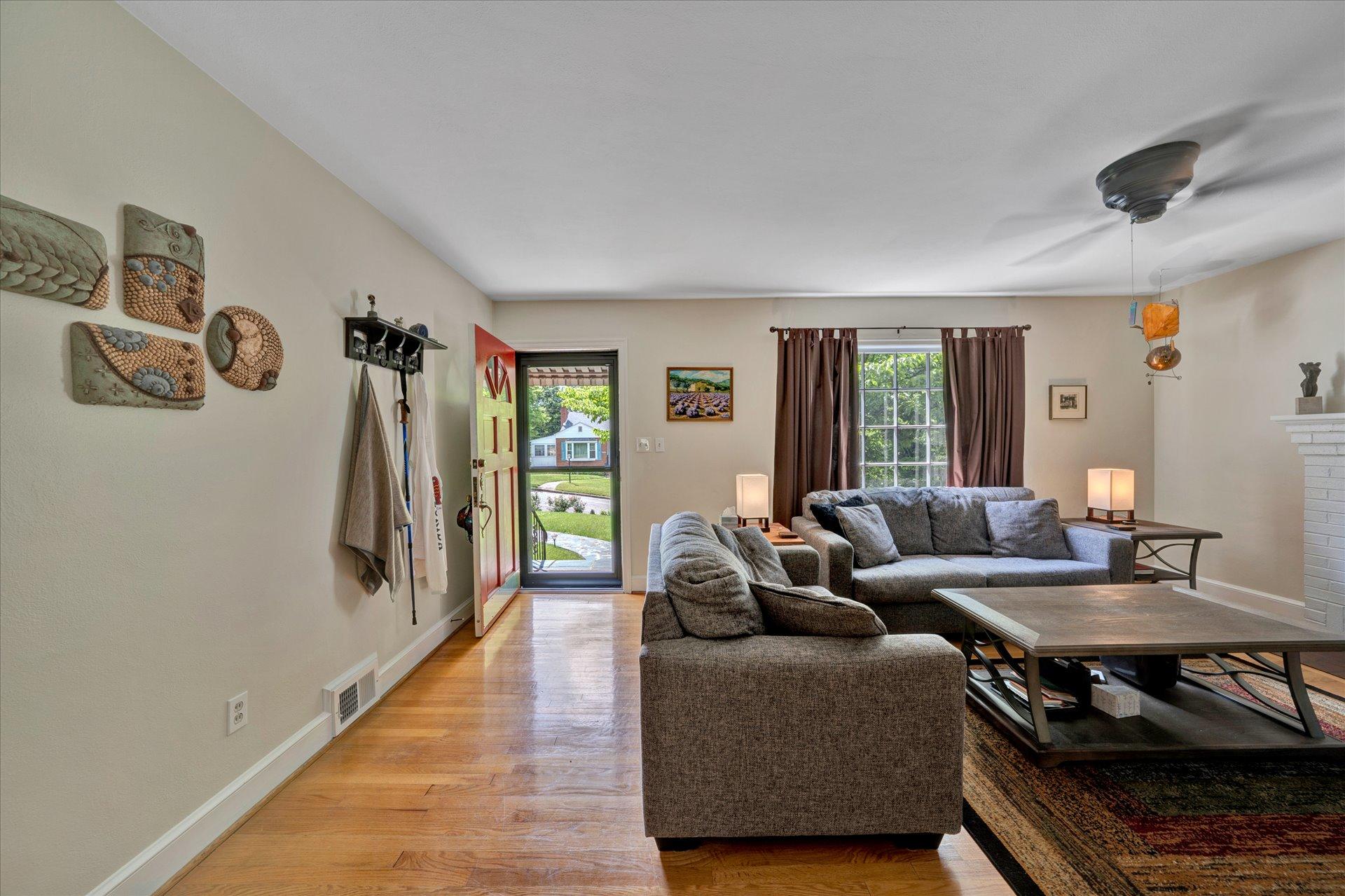 2346 York Road Southwest Roanoke, VA 24015 - Photo 4 of 34 04-DSC00046-3