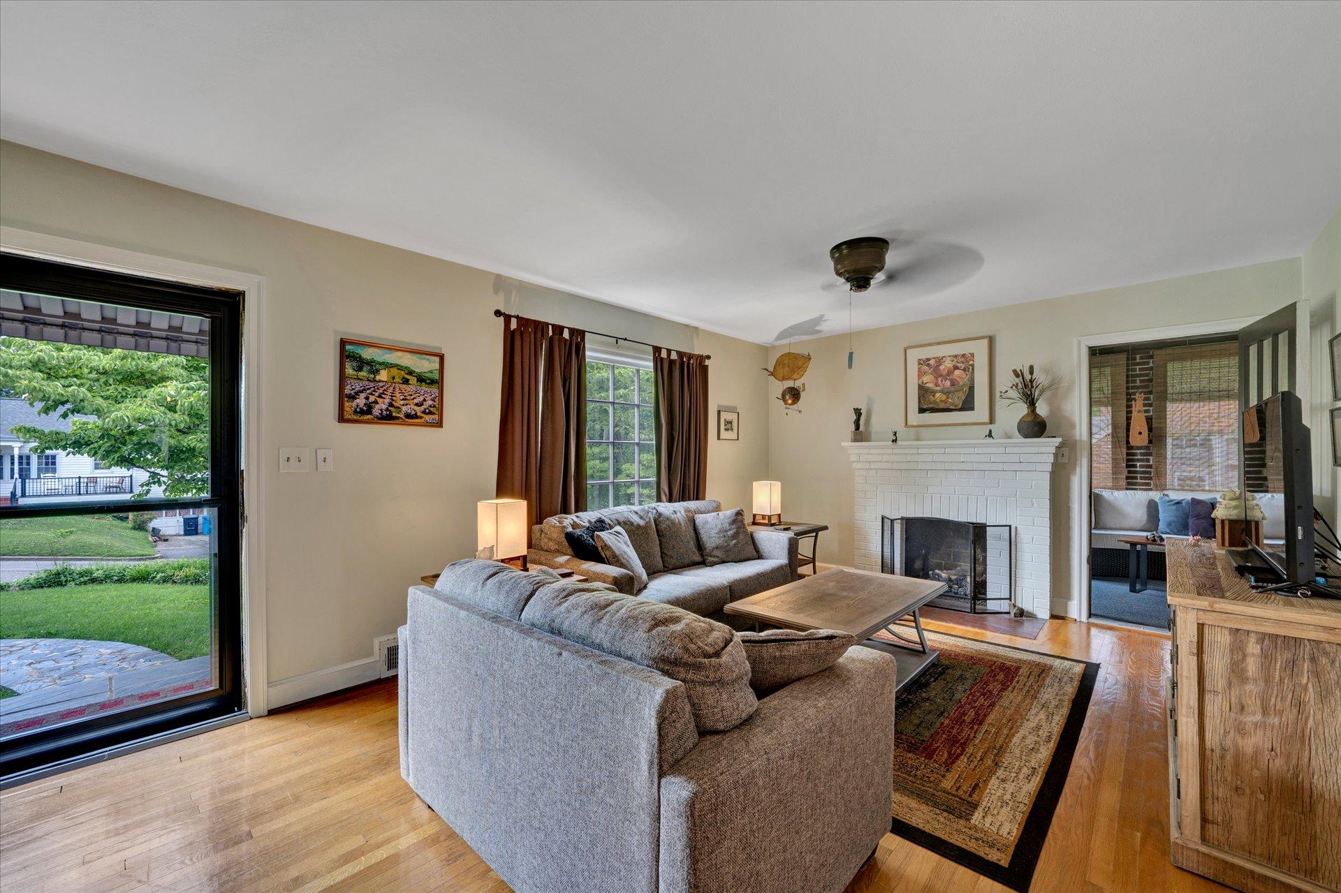 2346 York Road Southwest Roanoke, VA 24015 - Photo 5 of 34 05-DSC00001-3