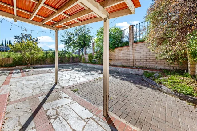 a view of a backyard