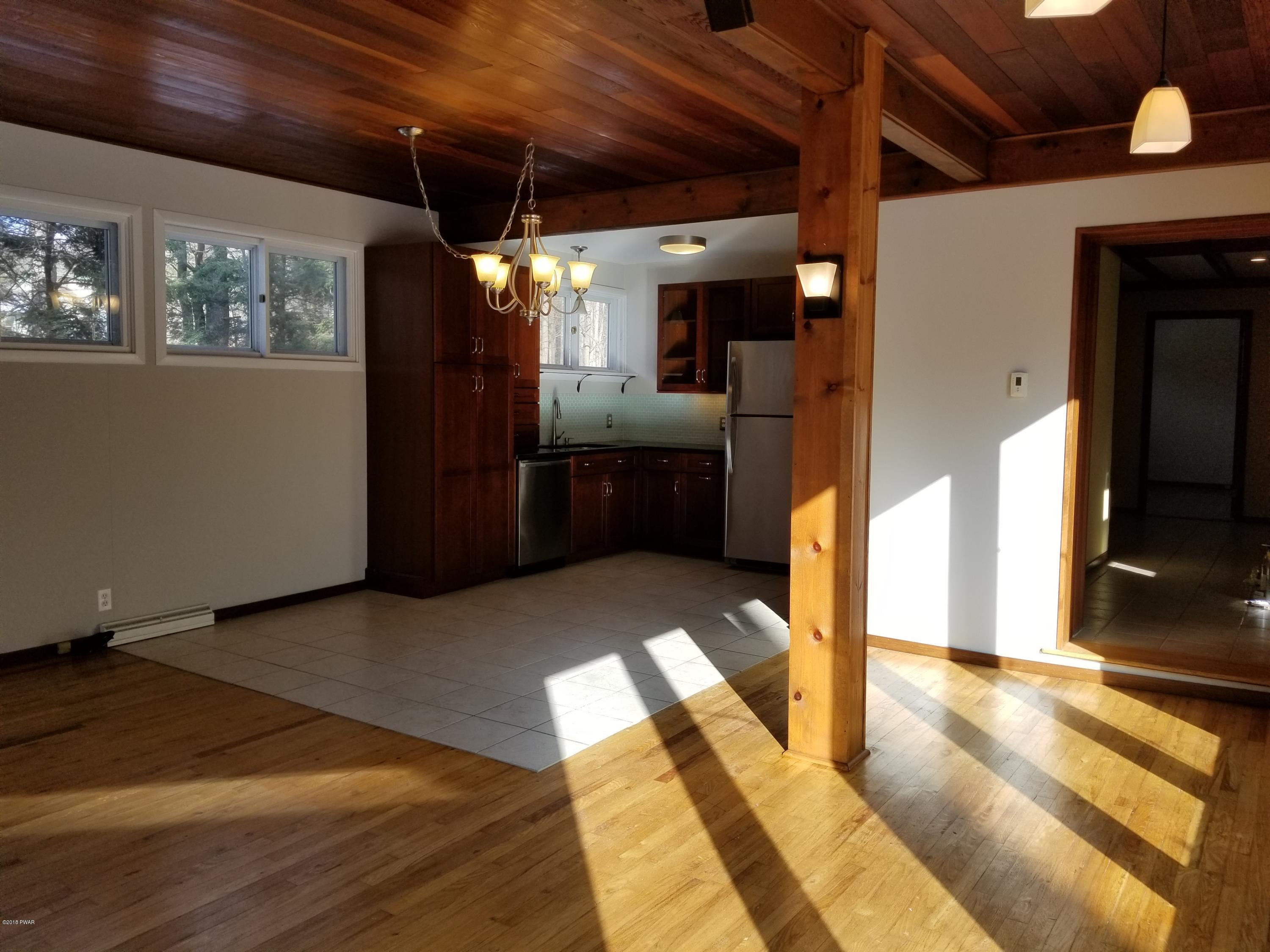 117 Moon Valley Road Milford, PA 18337 - Photo 11 of 34 11. Livingroom