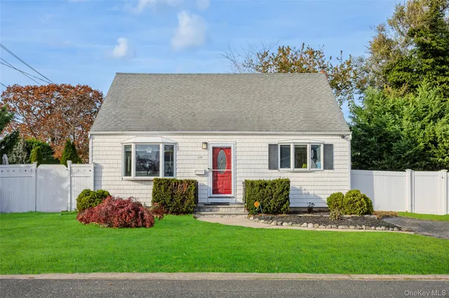 $639,000 | 398 Concord Avenue, Lindenhurst, NY 11757