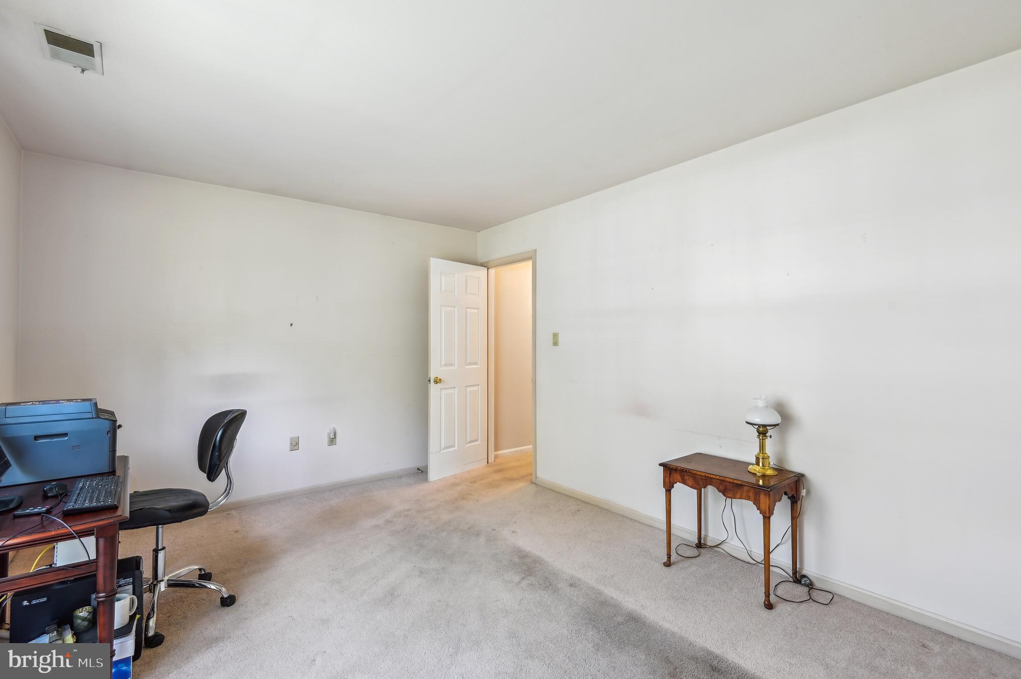 940 Schooner Circle Annapolis, MD 21401 - Photo 26 of 36 a room with furniture and a chair