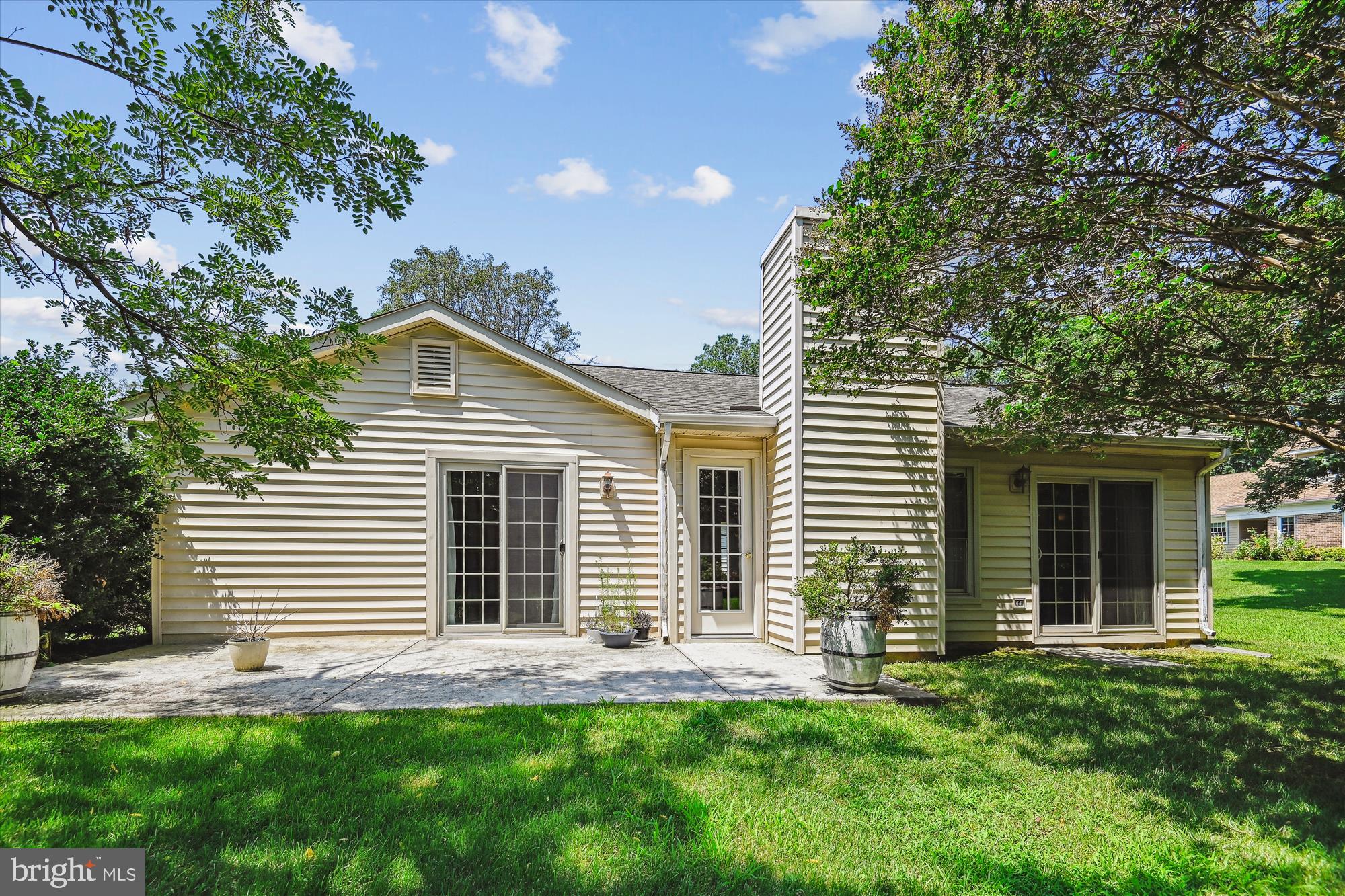 940 Schooner Circle Annapolis, MD 21401 - Photo 4 of 36 a view of a house with a yard and a large tree